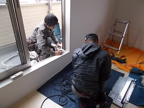 エアコンの引っ越し、移設、取り付けと取り外し料金も、すべて安いと評判です。ハロー電気